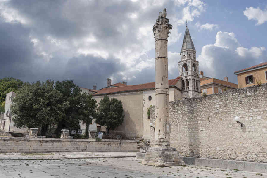 Croacia - Zadar 25 - Foro Romano - Columna de la Vergüenza o de los Azotes.jpg